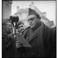 Portrait de Raymond Souplex, sergent au sein de la 55e DI, qui fait un discours.