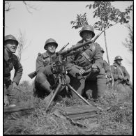 Présentation et démonstration d'armes collectives d'infanterie.