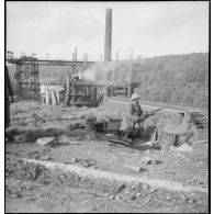 Des spahis du 4e RSM protègent un site industriel à Saulnes.