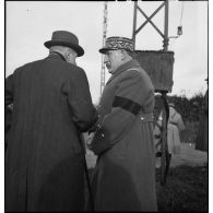 Le général de brigade Lafontaine, commandant la 55e DI, est photographié en plan américain de profil.