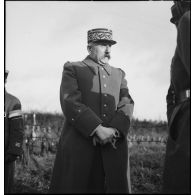 Le général de brigade Lafontaine, commandant la 55e DI, est photographié en plan américain.