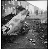 Divers plans d'une carcasse d'avion allemand qui s'est écrasé dans le village de Lubey.