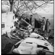 Plan général de personnels de l'armée de l'air qui inspectent l'épave d'un Dornier Do-17.