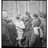 Un sergent du 331e RI nommé Raymond Souplex est photographié entouré d'enfants.