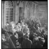 Plan général de cadeaux, colis et bouteilles de champagne qui vont être distribués aux soldats du 331e RI.