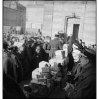 Plan moyen de cadeaux, colis et bouteilles de champagne qui vont être distribués aux soldats du 331e RI.