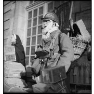 Portrait d'un soldat du 331e RI déguisé en père Noël.