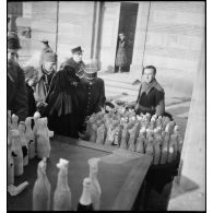 Plan moyen de bouteilles de champagne qui vont être distribuées aux soldats du 331e RI.