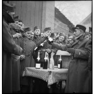 Photographie de groupe de soldats du 331e RI qui trinquent avec leur quart.