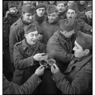 Photographie de groupe de soldats du 331e RI qui trinquent avec leur quart.