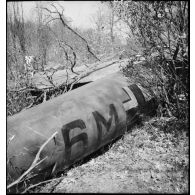 Les restes de la dérive de l'avion de reconnaissance allemand abattu sont photographiés en plan général