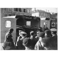 Présentation d'une ambulance Chevrolet de la 1re section sanitaire de volontaires américains (SSVA), qui porte le nom de general John J. Pershing, au général d'armée Edouard Réquin, commandant la 4e armée.