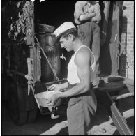 Un légionnaire cuisine.