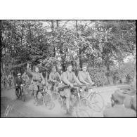 Des soldats hollandais en vélo sur une route.