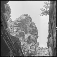 Vue en contre-plongée de la tour à quatre visages du Bayon.