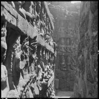 Murs ornés de bas-reliefs sur le site du Bayon.