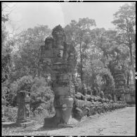 Balustrade ornée de statues sur le site d'Angkor.