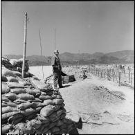Le colonel de Castries, commandant le GONO (groupement opérationnel du Nord-Ouest), devant l'entrée de son poste de commandement.