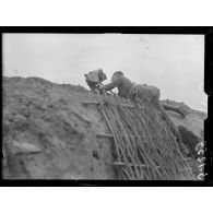 Près Fontaine-lès-Cappy (Somme). Redoute 99. Officier anglais relevant les positions allemandes à l'aide d'un appareil panoramique. [légende d'origine]