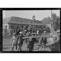 Maricourt (Somme). Anglais se rendant en première ligne. [légende d'origine]