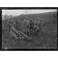 Le Hamel (Somme). Camp 60. Canon pneumatique à bouteille d'air. [légende d'origine]