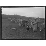 Le Hamel (Somme). Camp 60. Canon pneumatique à pompe. [légende d'origine]