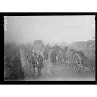 Près du bois de Bernafay, sur la route allant à Guillemont. Troupes anglaises gagnant les tranchées. [légende d'origine]