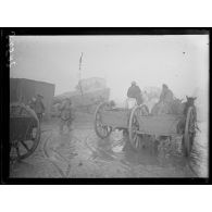 Près du bois de Bernafay, sur la route allant à Guillemont. Convois anglais. [légende d'origine]