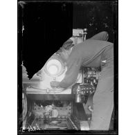 Courfou. A bord du Waldeck-Rousseau. Nettoyage après le tir d'un canon de 190. [légende d'origine]