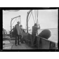 Baie de Bizerte. Le dragueur de mines La Charrue, mise à l'eau des flotteurs remorquant les cisailles. [légende d'origine]