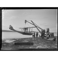 Baie Ponty (près Bizerte). Mise à l'eau d'un hydravion chargé de 2 bombes pour la chasse aux sous-marins. [légende d'origine]