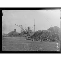Bizerte (Tunisie). Déchargement d'un charbonnier anglais. [légende d'origine]