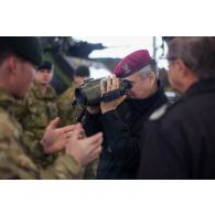 Le délégué militaire belge manipule une caméra thermique surveillance system and gange finder (SSARF) à Tapa, en Estonie.