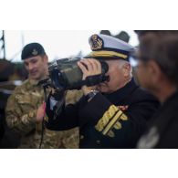 Le délégué militaire espagnol manipule une caméra thermique surveillance system and gange finder (SSARF) à Tapa, en Estonie.
