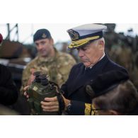 Le délégué militaire espagnol manipule une caméra thermique surveillance system and gange finder (SSARF) à Tapa, en Estonie.
