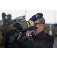 Le délégué militaire allemand manipule une caméra thermique surveillance system and gange finder (SSARF) à Tapa, en Estonie.