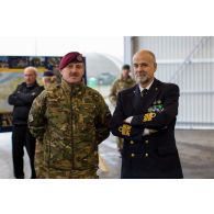 Le général de brigade slovène Roman Urbanč pose aux côtés d'un vice amiral d'escadre de la marine italienne à Tapa, en Estonie.