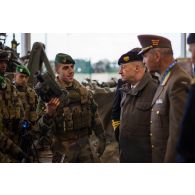 Présentation d'une caméra thermique du 2e régiment étranger d'infanterie (2e REI) aux délégués militaires autrichien et hongrois à Tapa, en Estonie.