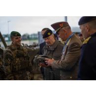 Présentation d'une caméra thermique du 2e régiment étranger d'infanterie (2e REI) aux délégués militaires autrichien et hongrois à Tapa, en Estonie.