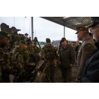 Présentation du matériel de combat du 2e régiment étranger d'infanterie (2e REI) aux délégués militaires autrichien et hongrois à Tapa, en Estonie.