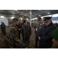 Présentation du matériel de combat du 2e régiment étranger d'infanterie (2e REI) aux délégués militaires autrichien et hongrois à Tapa, en Estonie.