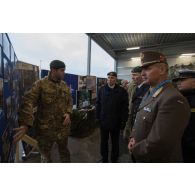 Un capitaine du Queen's Royal Hussars présente le bataillon britannique aux délégués militaires européens à Tapa, en Estonie.
