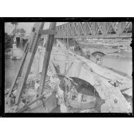 Soissons (Aisne). Le déblaiement de l'Aisne. [légende d'origine]