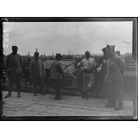 Mercin (Aisne). Embarquement de blessés sur le bateau La Ville de Namur. [légende d'origine]