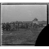 Douala. Camp de la 3e compagnie de tirailleurs. Exercices. [légende d'origine]