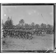 Douala.Camp de la 3e compagnie de tirailleurs. Défilé. [légende d'origine]