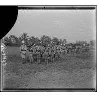 Douala. Camp de la 3e compagnie de tirailleurs. Mitrailleurs. [légende d'origine]