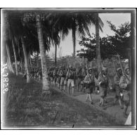 Douala. Camp de la 3e compagnie de tirailleurs. Exercices. [légende d'origine]