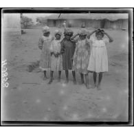 Douala. Fillettes indigènes. [légende d'origine]