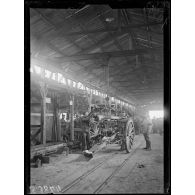 Mercin (Aisne). Le parc de réparations d'artillerie. Mise sur affût d'un canon de 75 réparé. [légende d'origine]